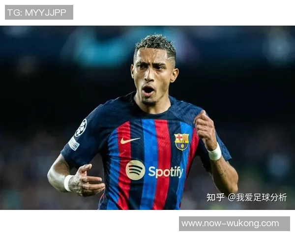 拉菲尼亚赛后感动跪地与弗里克深情相拥庆祝夺冠荣耀